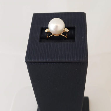14 KY White Pearl and Diamond Windsor Ring