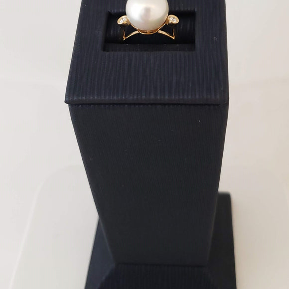 14 KY White Pearl and Diamond Windsor Ring